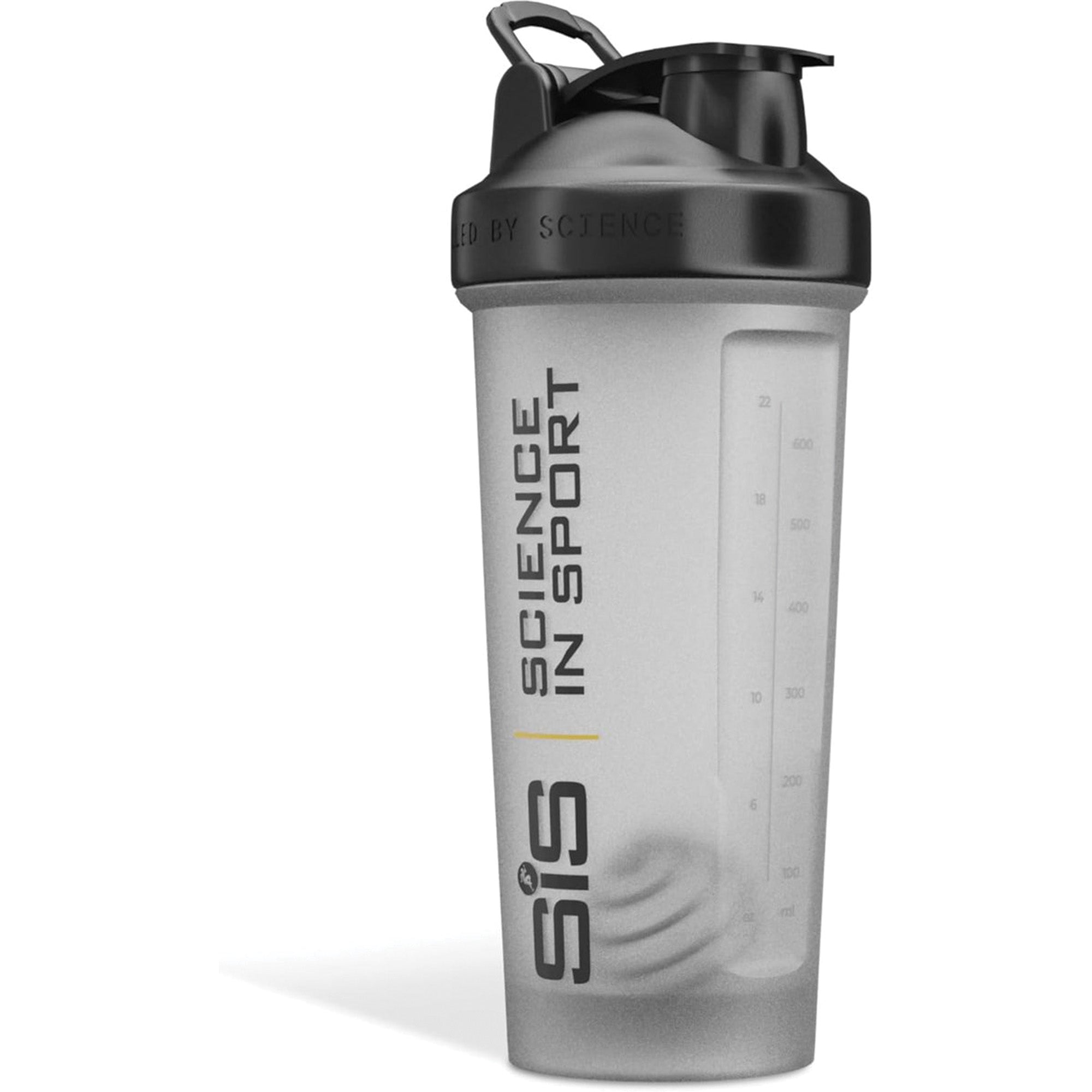 Close‑up van de transparante SiS Protein Shaker (700 ml) met zwart flip‑topdeksel, geïntegreerde maatschaal en mixgaas, en verticale tekst “Science in Sport” op de fles.