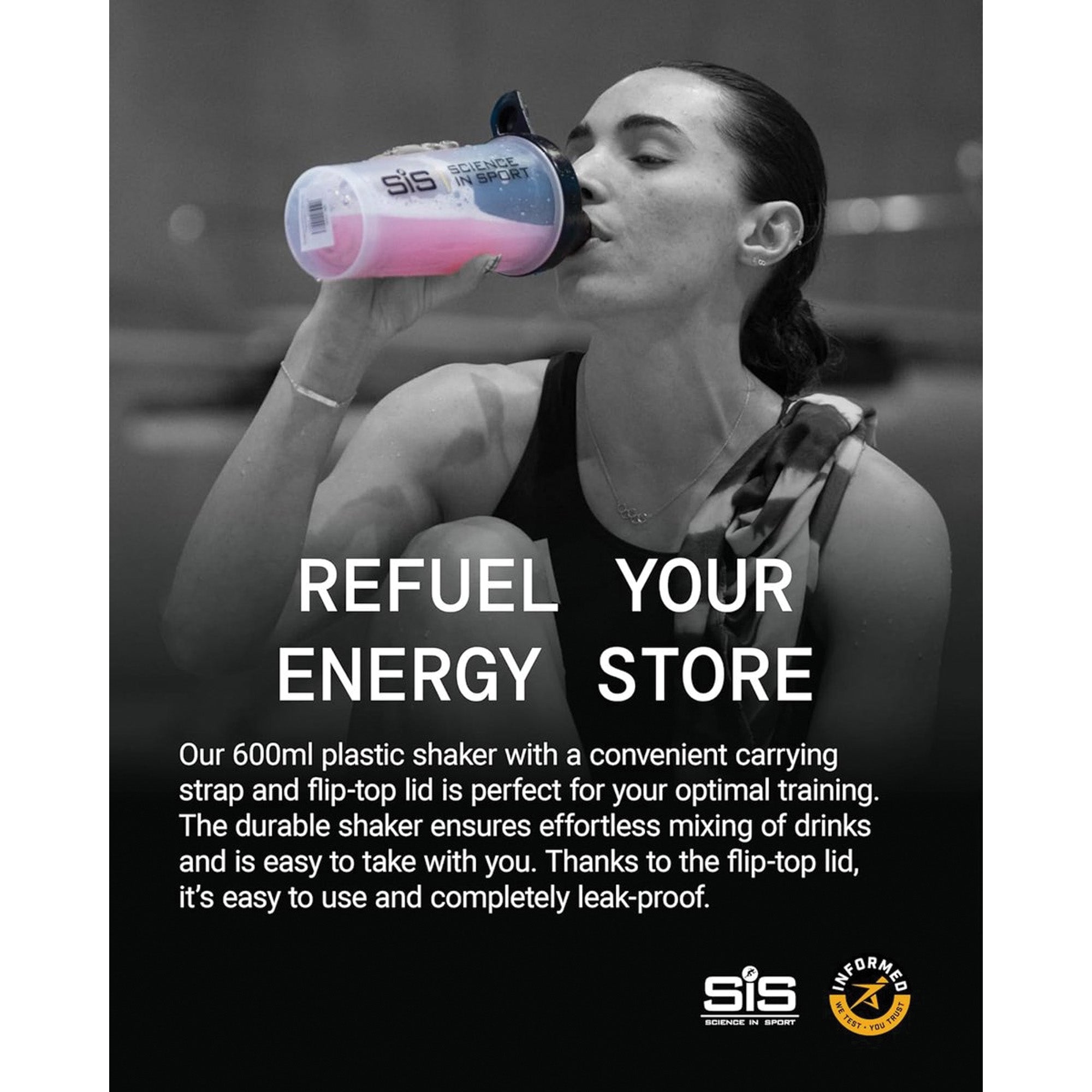 Portret van een vrouw die tijdens een training uit een SiS‑shaker met roze drank drinkt. De foto bevat de tekst “Refuel your energy store” met uitleg over de 600 ml plastic shaker met draagriem, flip‑topdeksel, lekvrij gebruik en eenvoudig mengen.