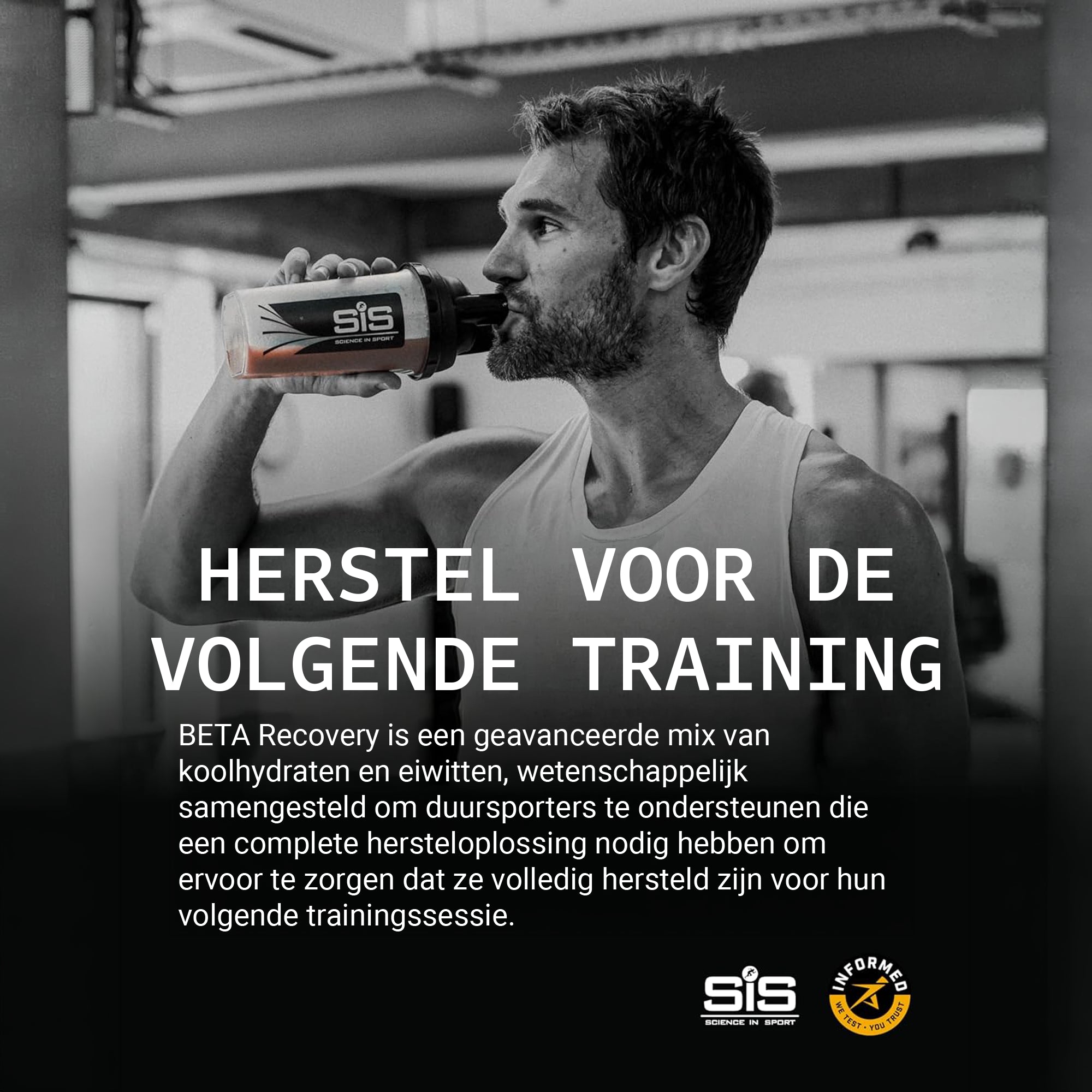 Atleet drinkt SiS BETA Recovery Chocolade herstelshake in sportschool na duurtraining voor spierherstel